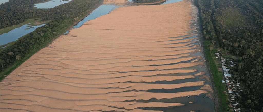 Foto: Marizilda Cruppe/Greenpeace | Estiagem na Amazônia em 2023, cidade de Tefé (Amazonas)