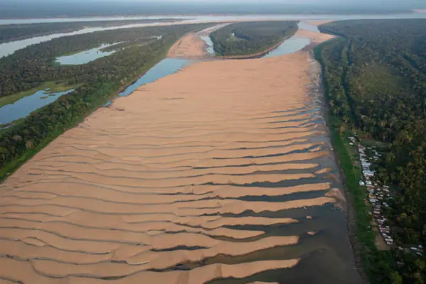 Foto: Marizilda Cruppe/Greenpeace | Estiagem na Amazônia em 2023, cidade de Tefé (Amazonas)