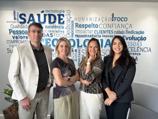 Foto: Divulgação/TopMed | Da esquerda para direita: Leonardo Henrique Kappes, head de Tecnologia de Informação; Renata Zobaran, diretora de Telemedicina e Saúde Digital; Vanessa Avila da Silva, head de Recursos Humanos; e Analuza Lop