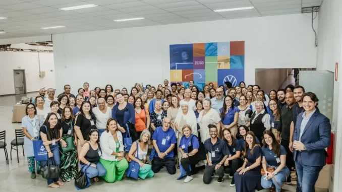 Foto: Fundação Grupo Volkswagen/Reprodução | Equipe da Fundação Grupo Volkswagen durante palestra