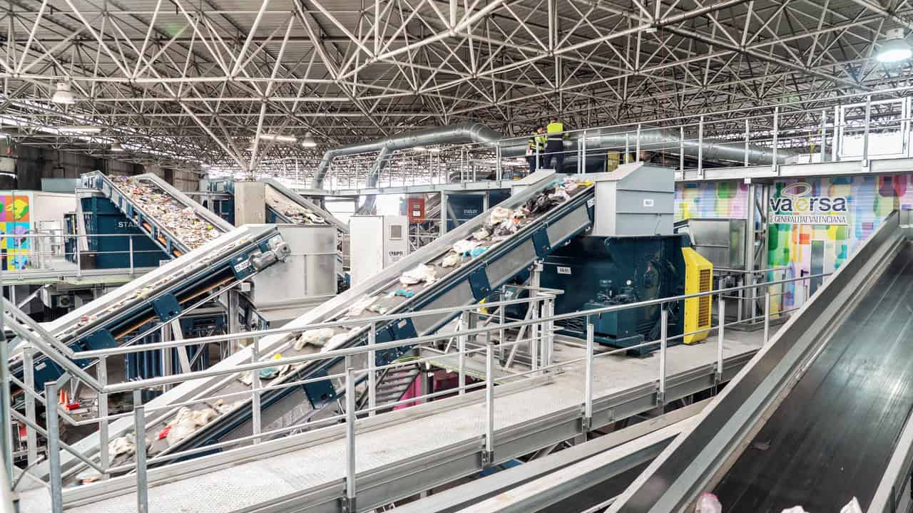 Foto:  "Usina de triagem de embalagens leves da Vaersa, construída pela STADLER.