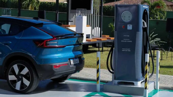 Foto: Divulgação | Volvo anuncia cobrança para utilização de eletropostos, mas mantém gratuidade para proprietários de carros da própria marca