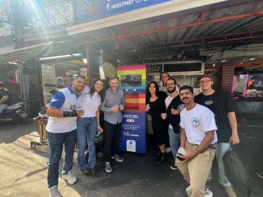 Foto: Divulgação | Vai Voando e Água Camelo inauguram totem com água e wi-fi gratuitos na Rocinha