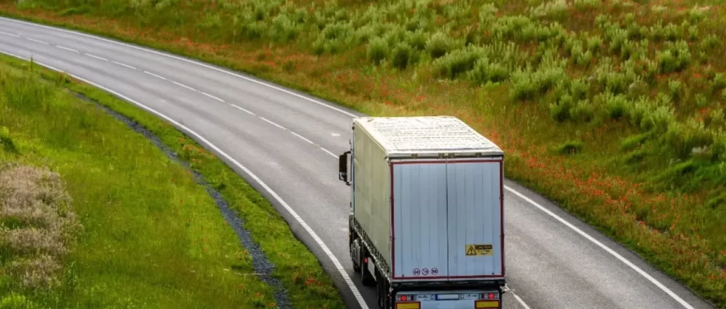 Foto: Divulgação | Iniciativas tecnológicas e ecoeficientes visam reduzir as emissões no transporte rodoviário, contribuindo para a sustentabilidade do setor.