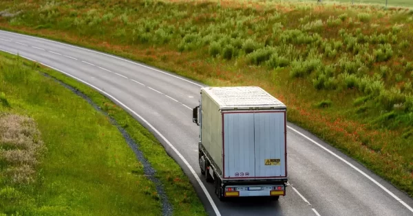 Foto: Divulgação | Iniciativas tecnológicas e ecoeficientes visam reduzir as emissões no transporte rodoviário, contribuindo para a sustentabilidade do setor.