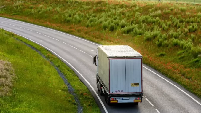 Foto: Divulgação | Iniciativas tecnológicas e ecoeficientes visam reduzir as emissões no transporte rodoviário, contribuindo para a sustentabilidade do setor.