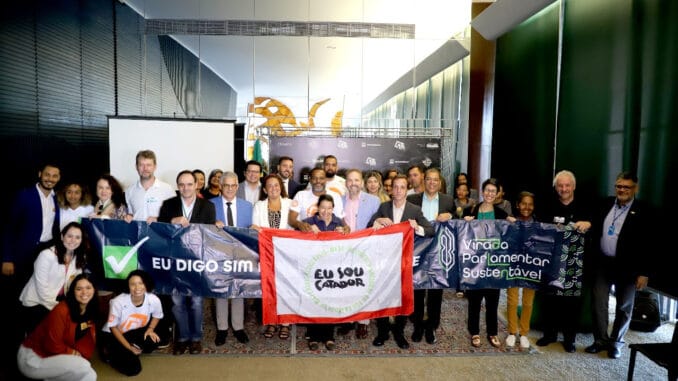 Foto: Divulgação | Lançamento da campanha “Do Meu Lixo Cuido Eu” promove a quebra de paradigmas ambientais e sociais na Câmara dos Deputados Foto: Divulgação | Lançamento da campanha “Do Meu Lixo Cuido Eu” promove a quebra de paradigmas ambientais e sociais na Câmara dos Deputados