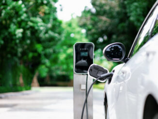 Foto: Getty Images | Carro elétrico em estação de carregamento