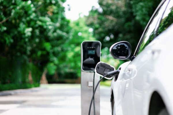 Foto: Getty Images | Carro elétrico em estação de carregamento