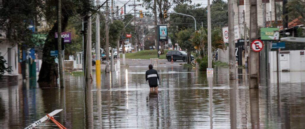 Foto: ©Tuane Fernandes/Greenpeace | Ruas alagadas no Bairro Ipanema, em Porto Alegre, Rio Grande do Sul, em maio de 2024