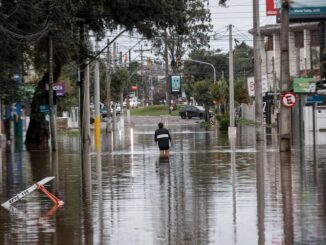 Foto: ©Tuane Fernandes/Greenpeace | Ruas alagadas no Bairro Ipanema, em Porto Alegre, Rio Grande do Sul, em maio de 2024