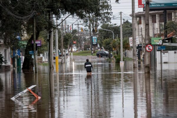 Foto: ©Tuane Fernandes/Greenpeace | Ruas alagadas no Bairro Ipanema, em Porto Alegre, Rio Grande do Sul, em maio de 2024