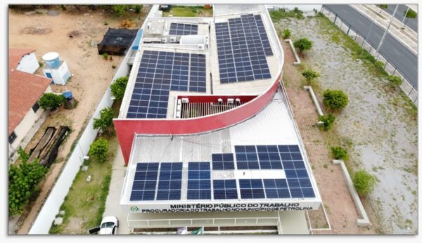 Foto: Sistemas de energia solar instalados sobre o telhado de uma unidade do Ministério Público do Trabalho