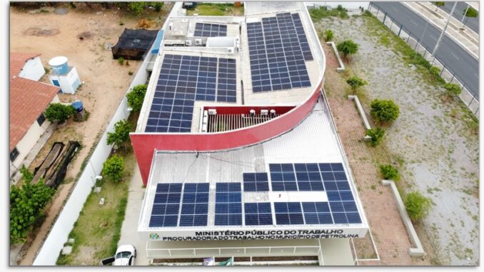 Foto: Sistemas de energia solar instalados sobre o telhado de uma unidade do Ministério Público do Trabalho