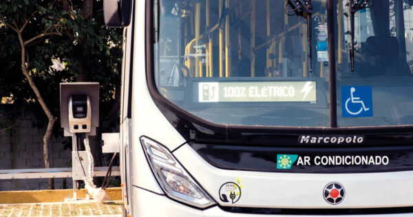 Foto: USP Imagens - Léo Ramos Chaves/Revista Pesquisa Fapesp | Os altos custos envolvendo a utilização dos ônibus elétricos e o alto consumo de lítio por suas baterias são algumas das dificuldades encontradas