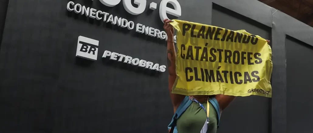 Foto: Divulgação | Ativista do Greenpeace Brasil levantou cartazes e interrompeu temporariamente a apresentação do secretário-geral da Opep