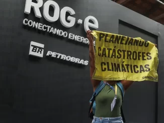 Foto: Divulgação | Ativista do Greenpeace Brasil levantou cartazes e interrompeu temporariamente a apresentação do secretário-geral da Opep