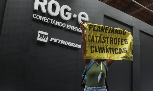 Foto: Divulgação | Ativista do Greenpeace Brasil levantou cartazes e interrompeu temporariamente a apresentação do secretário-geral da Opep