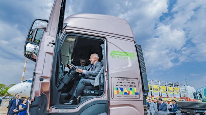 Foto: Lula conhece caminhão movido a biodiesel. Aviões e tratores também estavam expostos em Brasília