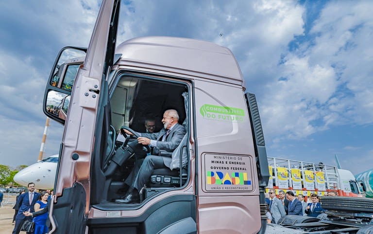 Foto: Lula conhece caminhão movido a biodiesel. Aviões e tratores também estavam expostos em Brasília