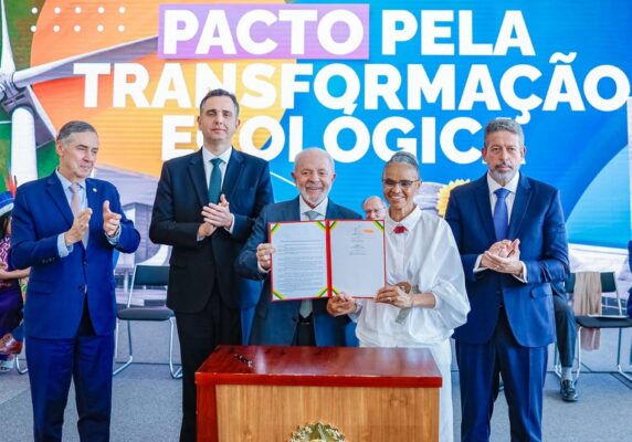 Foto: Cláudio Kbene/PR | Cerimônia de assinatura do Pacto pela Transformação Ecológica entre os Três Poderes