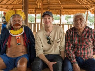 Foto: Anna Santos/Greenpeace Brasil | Sebastian Vettel ao lado do Cacique Raoni Metuktire e do Cacique Megaron Txucarramãe