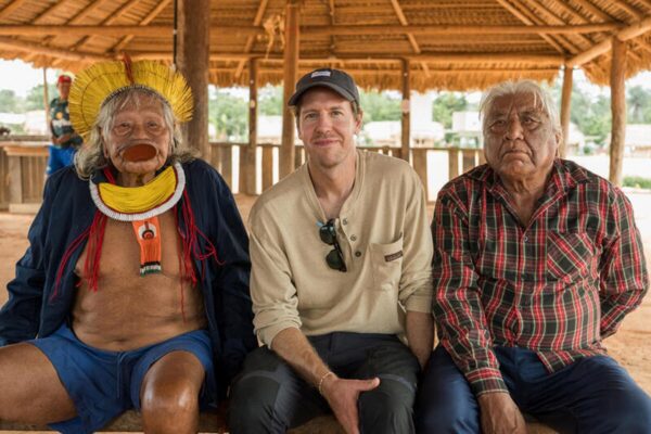 Foto: Anna Santos/Greenpeace Brasil | Sebastian Vettel ao lado do Cacique Raoni Metuktire e do Cacique Megaron Txucarramãe