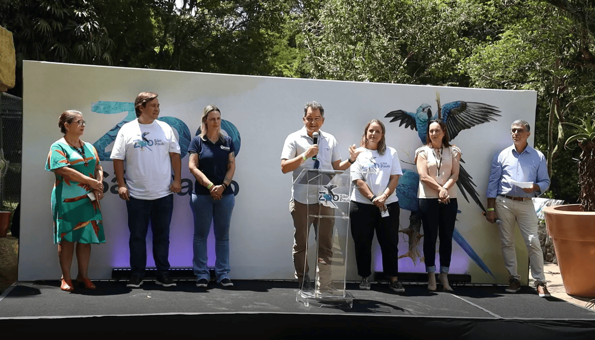 Zoológico de São Paulo recebe cineasta Carlos Saldanha e inaugura novo espaço dedicado às ararinhas-azuis na área de visitação