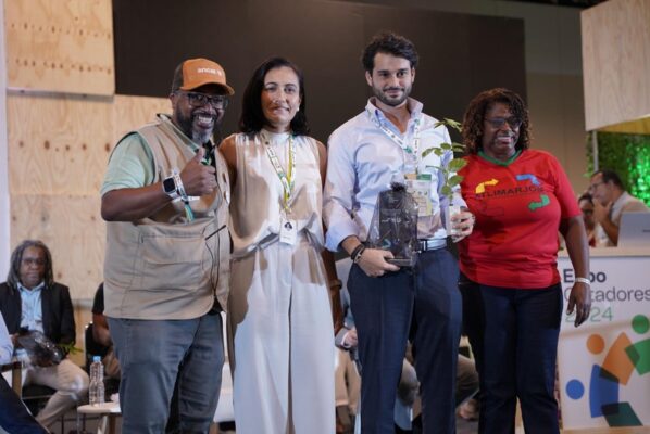 Foto: Divulgação | Da esq. para direita, Roberto Rocha (ANCAT), Maíra Pereira e Felipe Nassar Cury (Ambipar) e Valdete Rosa (cooperada de MG)