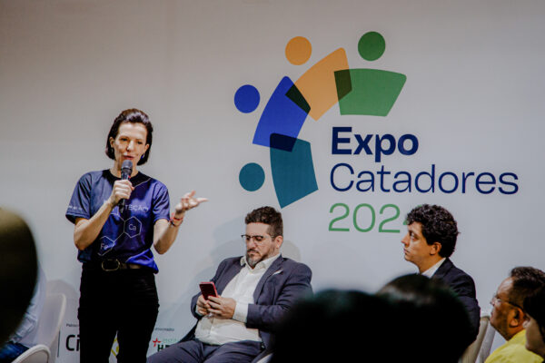 Foto: ANCAT | Carolina Ponce de Leon durante o painel de debates da ExpoCatadores 2024