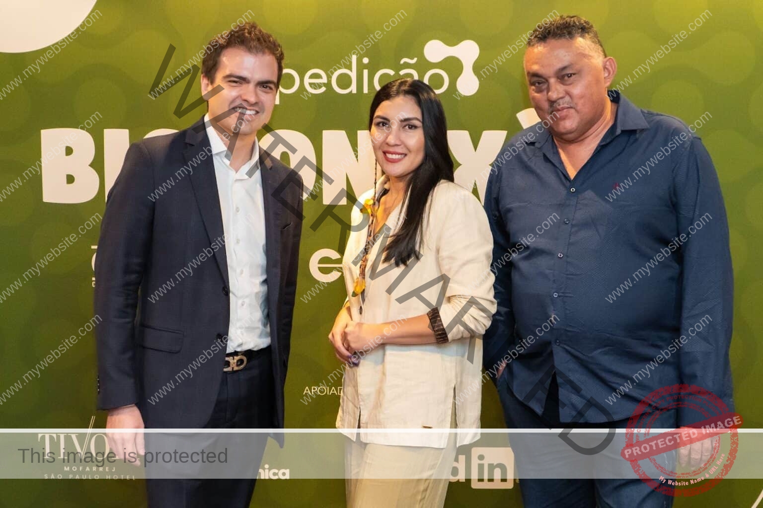 Foto: Divulgação | Edmar Mendoza, CEO da Copastur; Cleicí Patauá, líder de negócios éticos na Coomaru e João Evangelista, presidente da cooperativa; celebrando a parceria e lançamento do Bioconexão
