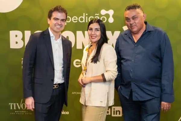 Foto: Divulgação | Edmar Mendoza, CEO da Copastur; Cleicí Patauá, líder de negócios éticos na Coomaru e João Evangelista, presidente da cooperativa; celebrando a parceria e lançamento do Bioconexão