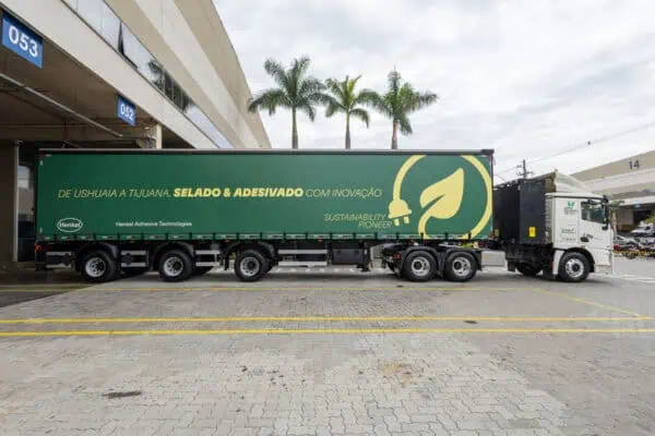 Foto: Divulgação/Henkel | Caminhão 100% elétrico da Henkel no Centro de Distribuição de Jundiaí, no interior de São Paulo