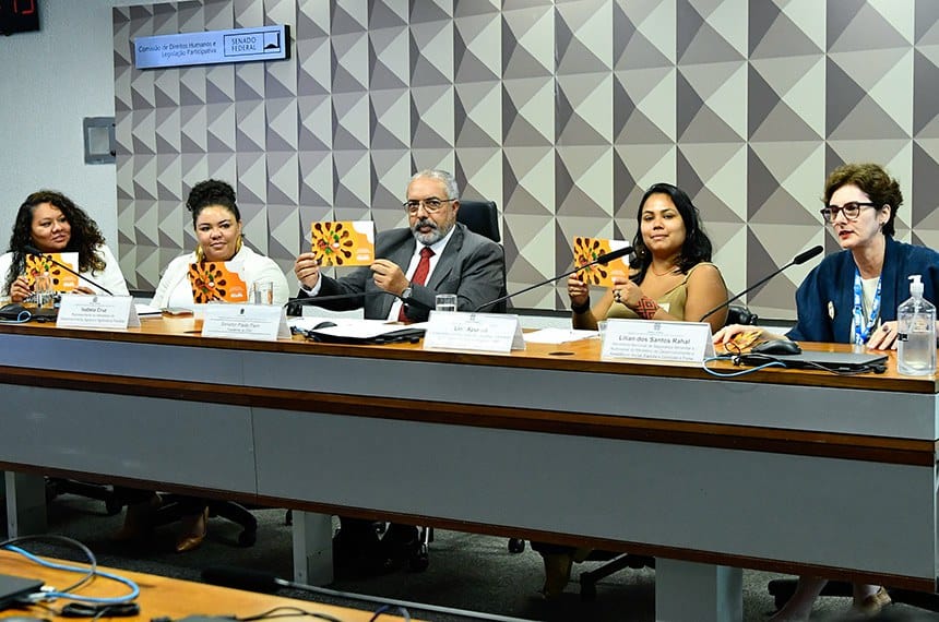 Foto: Geraldo Magela/Agência Senado | Paim exibe cartilha do Ministério do Desenvolvimento Social sobre segurança alimentar em comunidades tradicionais