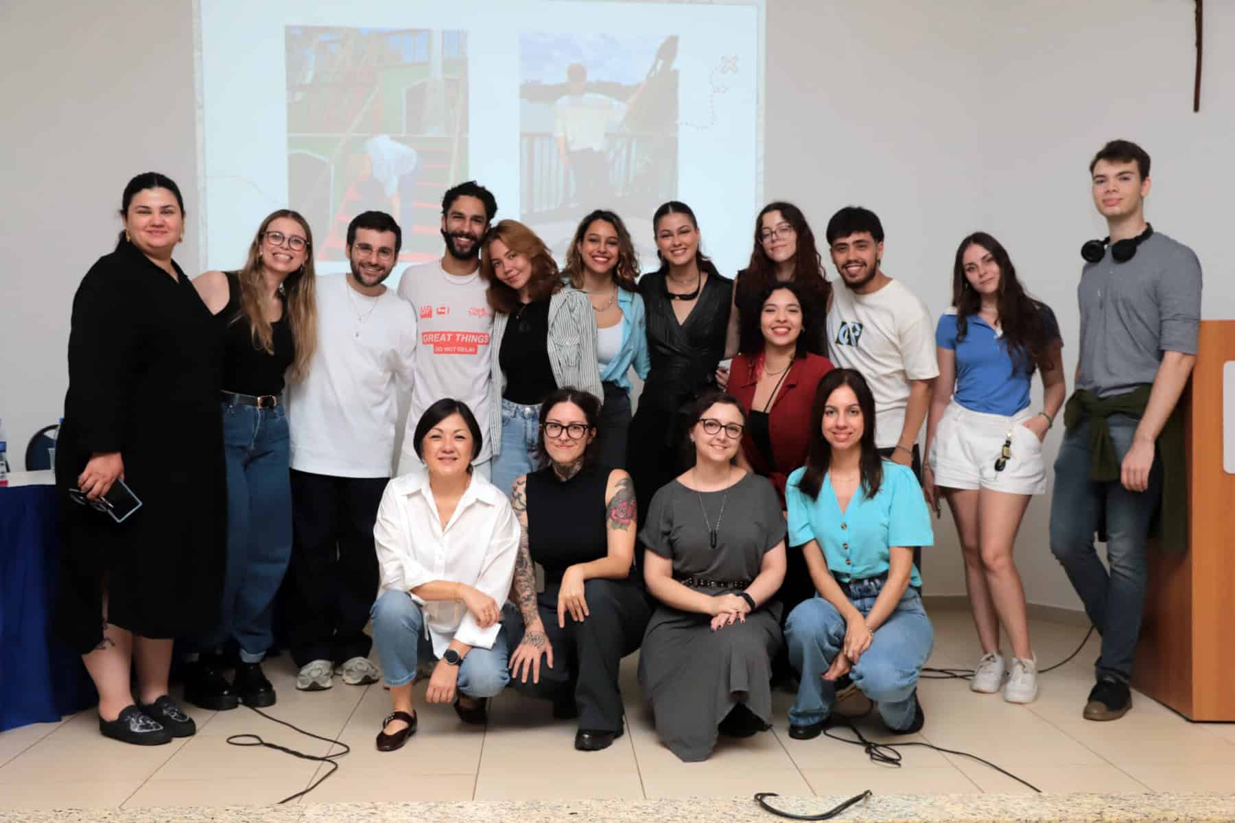 Foto: Divulgação | Banca avaliadora e alunos do curso de Design de Moda da PUC Campinas na apresentação do projeto em parceria com Aramis e Sou de Algodão