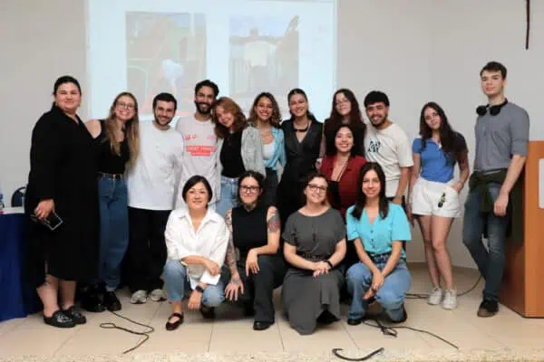 Foto: Divulgação | Banca avaliadora e alunos do curso de Design de Moda da PUC Campinas na apresentação do projeto em parceria com Aramis e Sou de Algodão