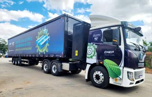 Foto: Divulgação/CHEP | Caminhão XCMG E7-49T em operação pela Transportes de Cargas Absoluto para a CHEP