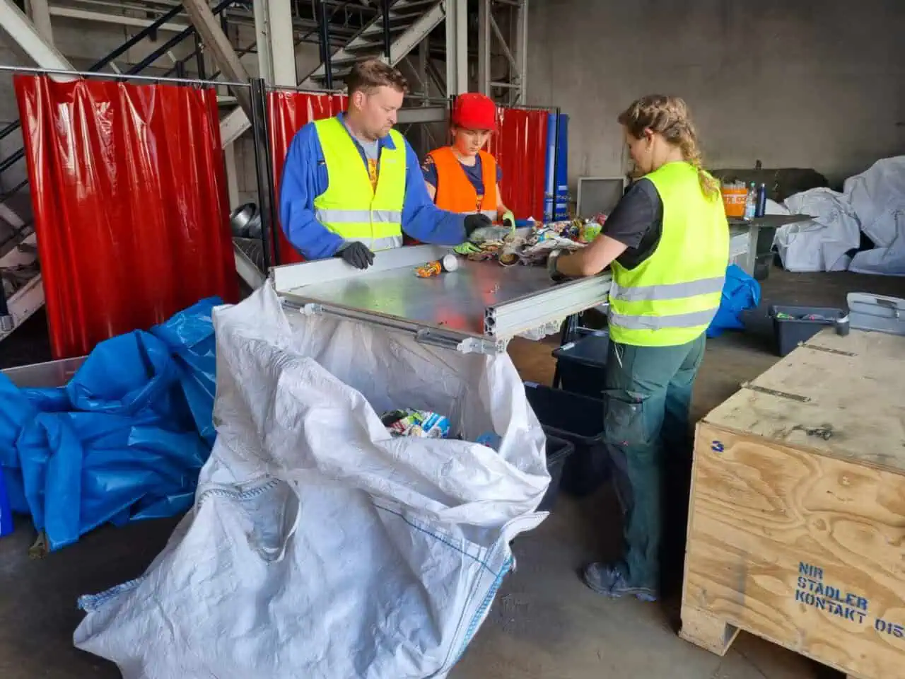 Photo_05_Test_at_STADLER_Test_and_Innovation Center_Students_sorting_paper_into_categories_during_sampling_process