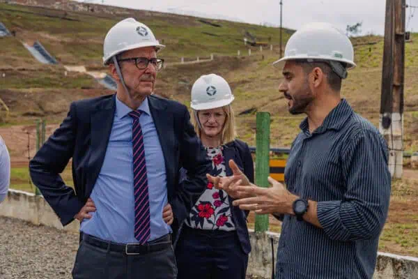 Foto: Divulgação | O diplomata conheceu as instalações dedicadas à geração de energia limpa e renovável, que utilizam equipamentos austríacos em seu funcionamento