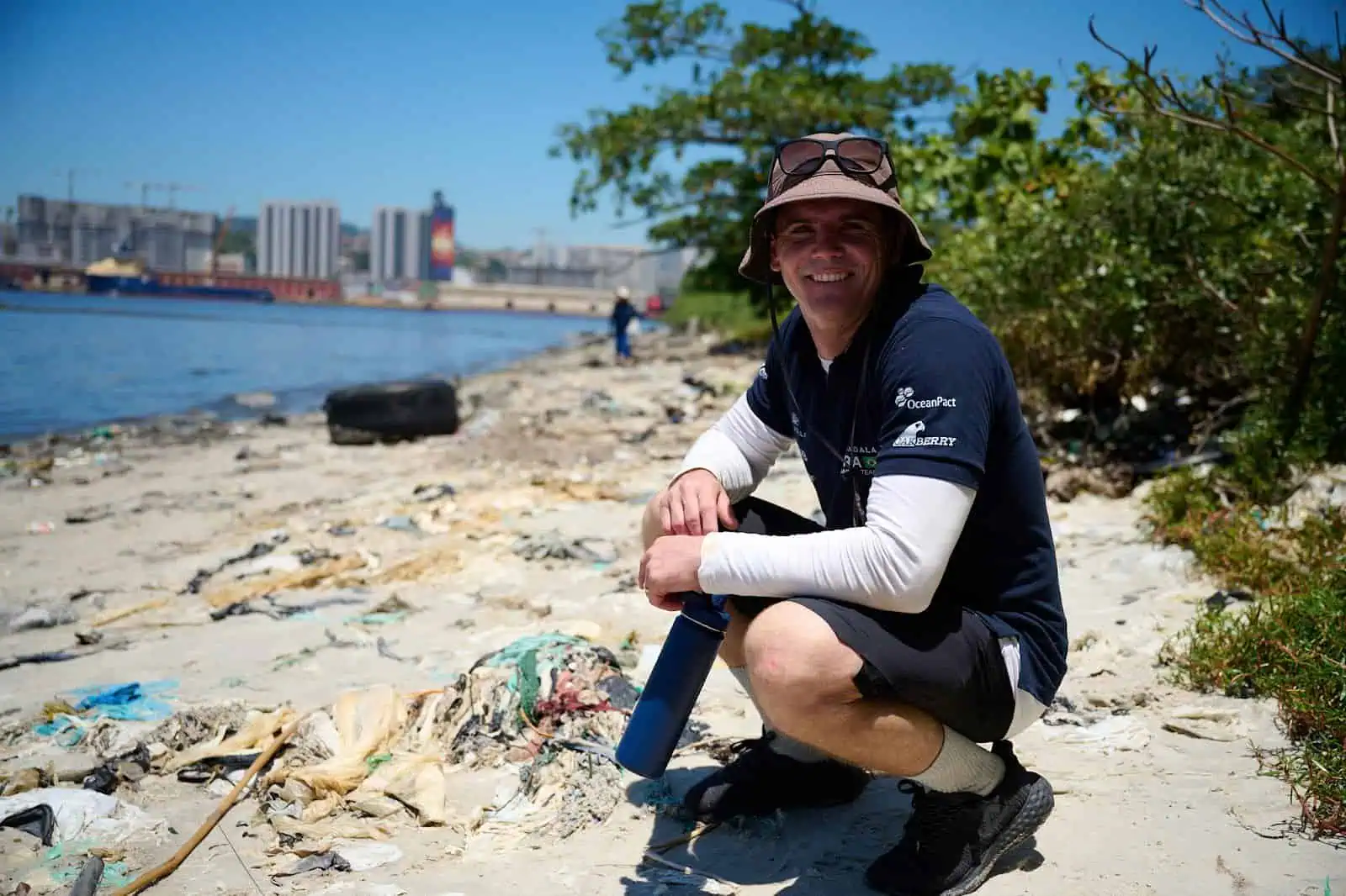 Marco Grael na Ilha da Pombeba, na Baía de Guanabara, em ação de coleta de lixo da Impact League, do SailGP, realizada em parceria com o Nas Marés - crédito: AT Films