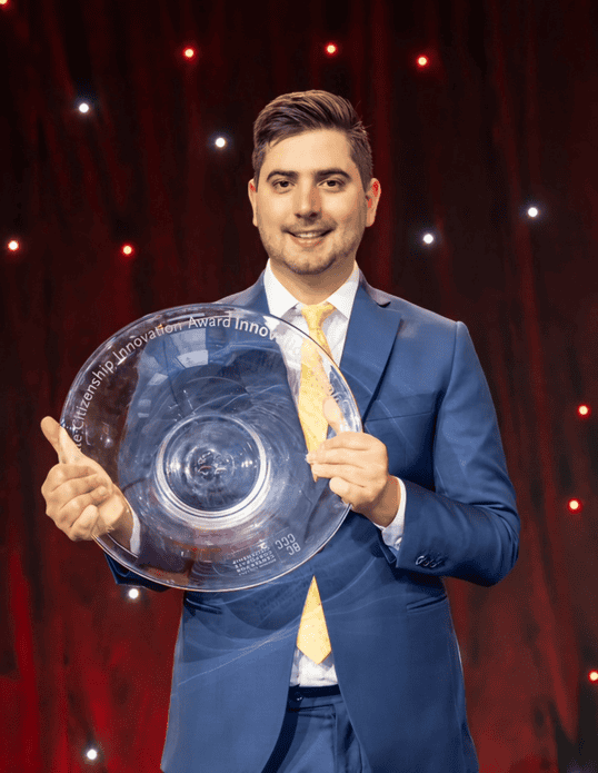 Gabriel Estevam – diretor de pesquisa, desenvolvimento e inovação da Ambipar, recebe prêmio de inovação nos EUA Ambipar