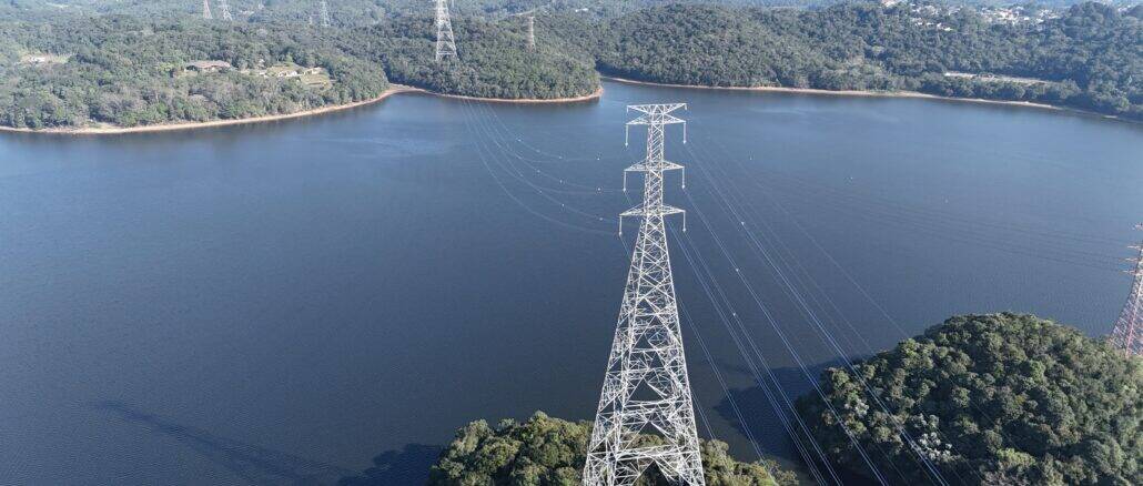 Foto: Seccionamento da linha de transmissão Ibiúna – Tijuco Preto: construção de 9 km de linhas de transmissão até a Subestação Sul, aumentando a flexibilidade do sistema elétrico.
