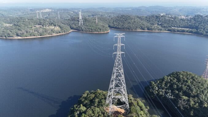 Linha de Transmissão - sistema elétrico -Ibiúna – Tijuco Preto Foto: Seccionamento da linha de transmissão Ibiúna – Tijuco Preto: construção de 9 km de linhas de transmissão até a Subestação Sul, aumentando a flexibilidade do sistema elétrico.