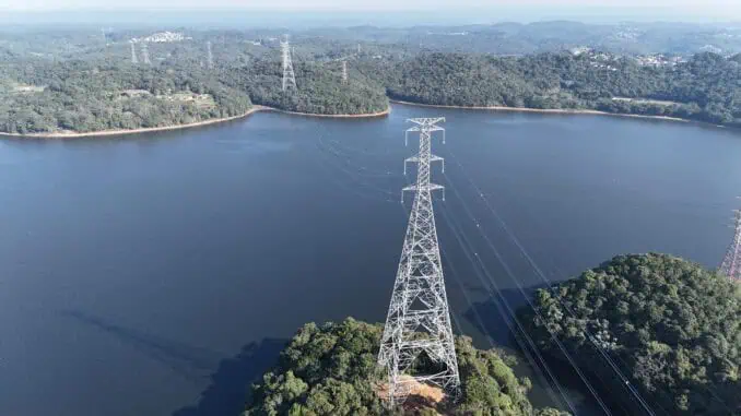 Foto: Seccionamento da linha de transmissão Ibiúna – Tijuco Preto: construção de 9 km de linhas de transmissão até a Subestação Sul, aumentando a flexibilidade do sistema elétrico.