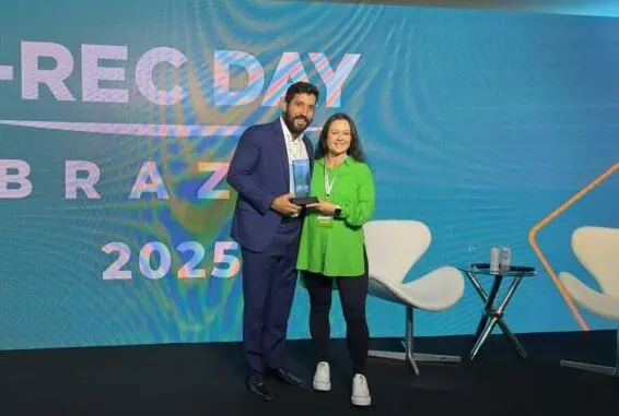 * Léia Balles, especialista em ESG da Voltalia, recebe troféu das mãos de Luciano Figueiredo, gerente de projetos do Instituto Totum, durante cerimônia .