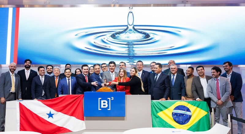 Foto: Cauê Dinz B3 -Helder Barbalho, governador do Estado do Pará, e Jader Filho, ministro das Cidades, batem o martelo para celebrar o resultado do leilão.