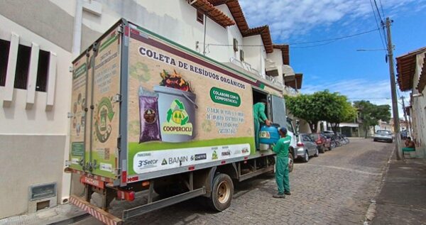 Coleta seletiva porta a porta, de resíduos orgânicos, realizada por catadores da COOPERCICLI, iniciou neste mês, em Caetité. Imagem: Assessoria COOPERCICLI