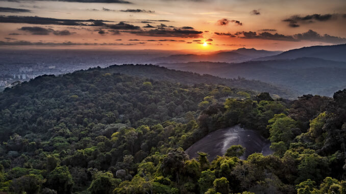 Imagem: vista aérea da Pedra Grande, do Parque Estadual da Cantareira | Divulgação Urbia Parques