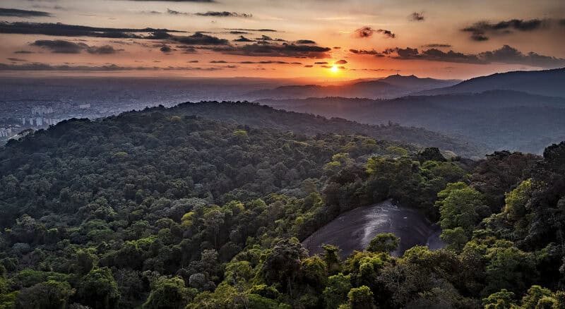 Imagem: vista aérea da Pedra Grande, do Parque Estadual da Cantareira | Divulgação Urbia Parques