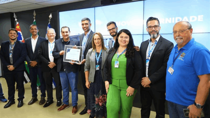 Representantes da CAIXA e prefeitura na entrega do Selo CAIXA Gestão Sustentável. Crédito: Prefeitura de São José dos Campos